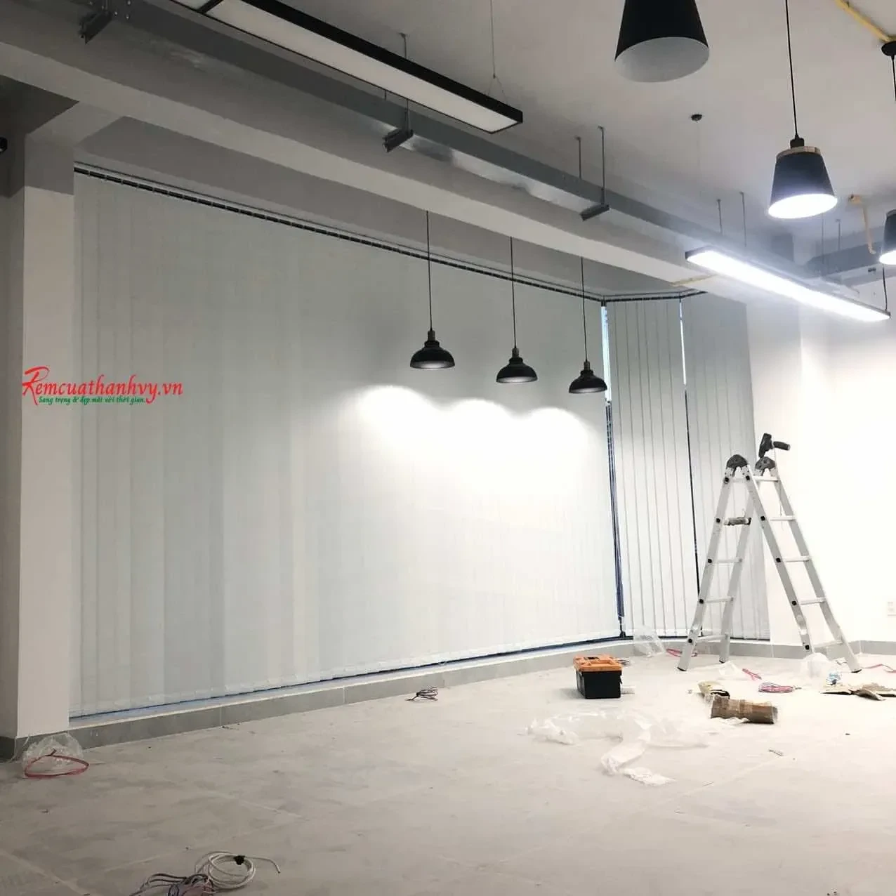 Công trình Rèm Sáo Lá Dọc Showroom Grocenter Quận 1 – Giải Pháp Ánh Sáng Chuyên Nghiệp