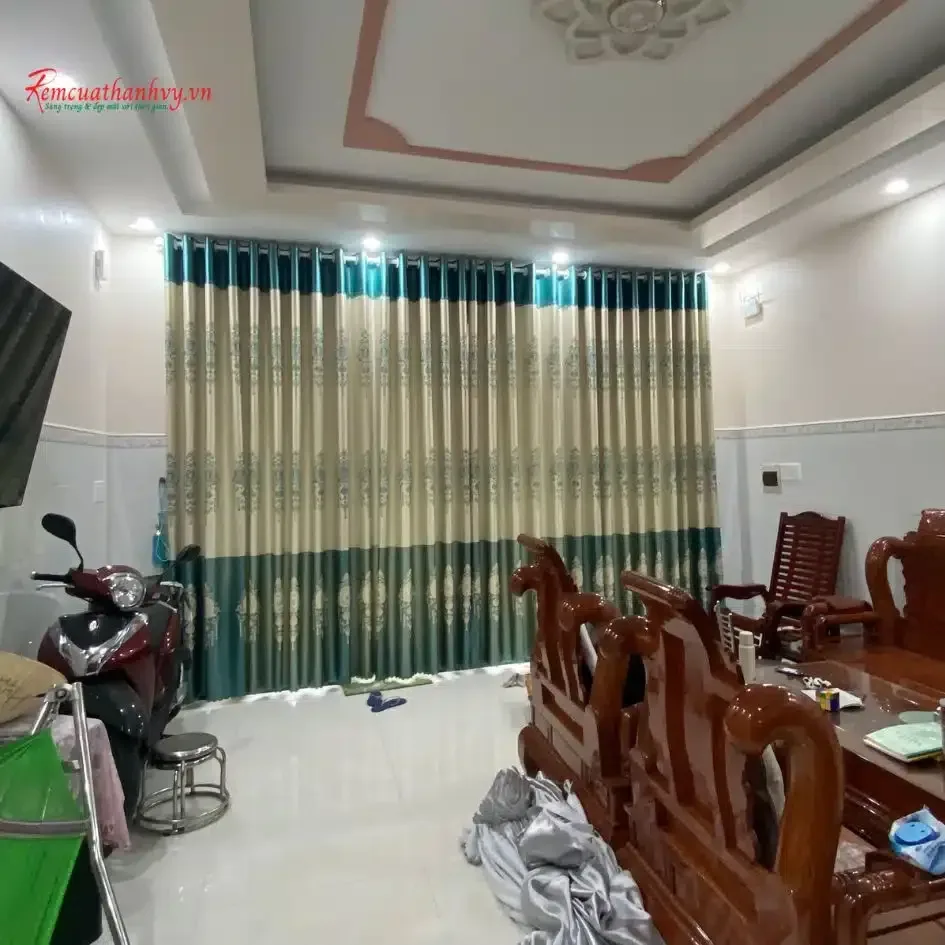Công trình Rèm Vải Hoa Văn 3D Phòng Khách Nhà Phố – Bình Chánh