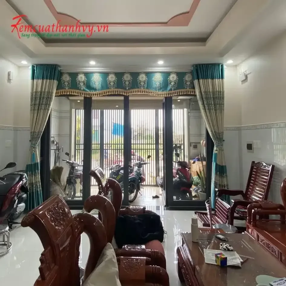 Công trình Rèm Vải Hoa Văn 3D Phòng Khách Nhà Phố – Bình Chánh