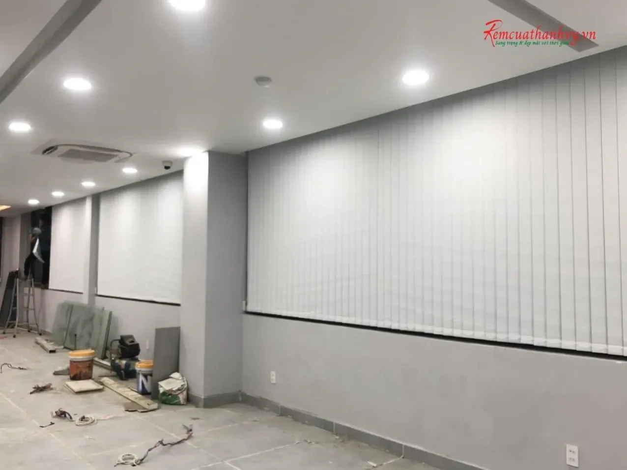 Công trình Rèm Sáo Lá Dọc Showroom Grocenter Quận 1 – Giải Pháp Ánh Sáng Chuyên Nghiệp