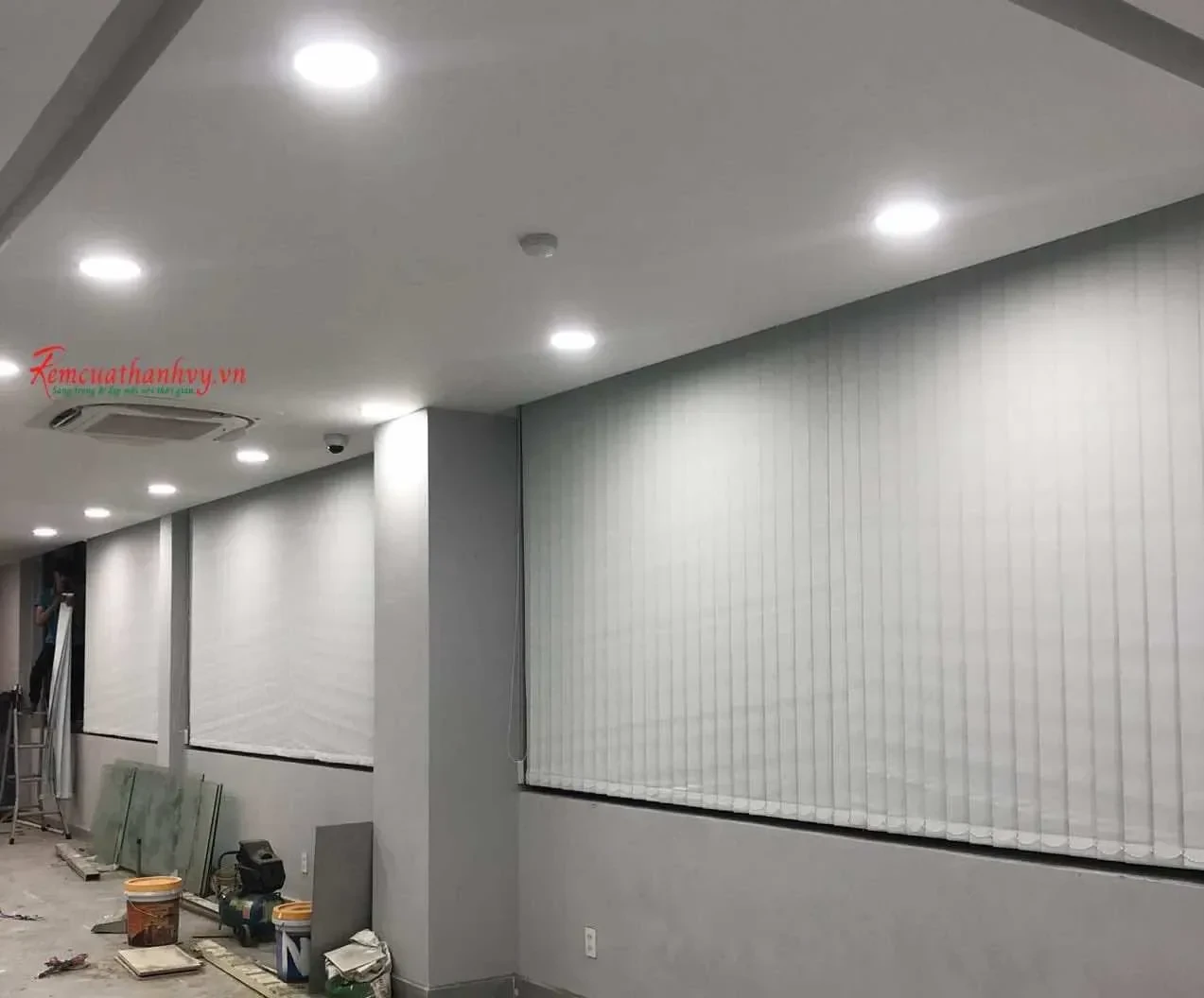 Công trình Rèm Sáo Lá Dọc Showroom Grocenter Quận 1 – Giải Pháp Ánh Sáng Chuyên Nghiệp