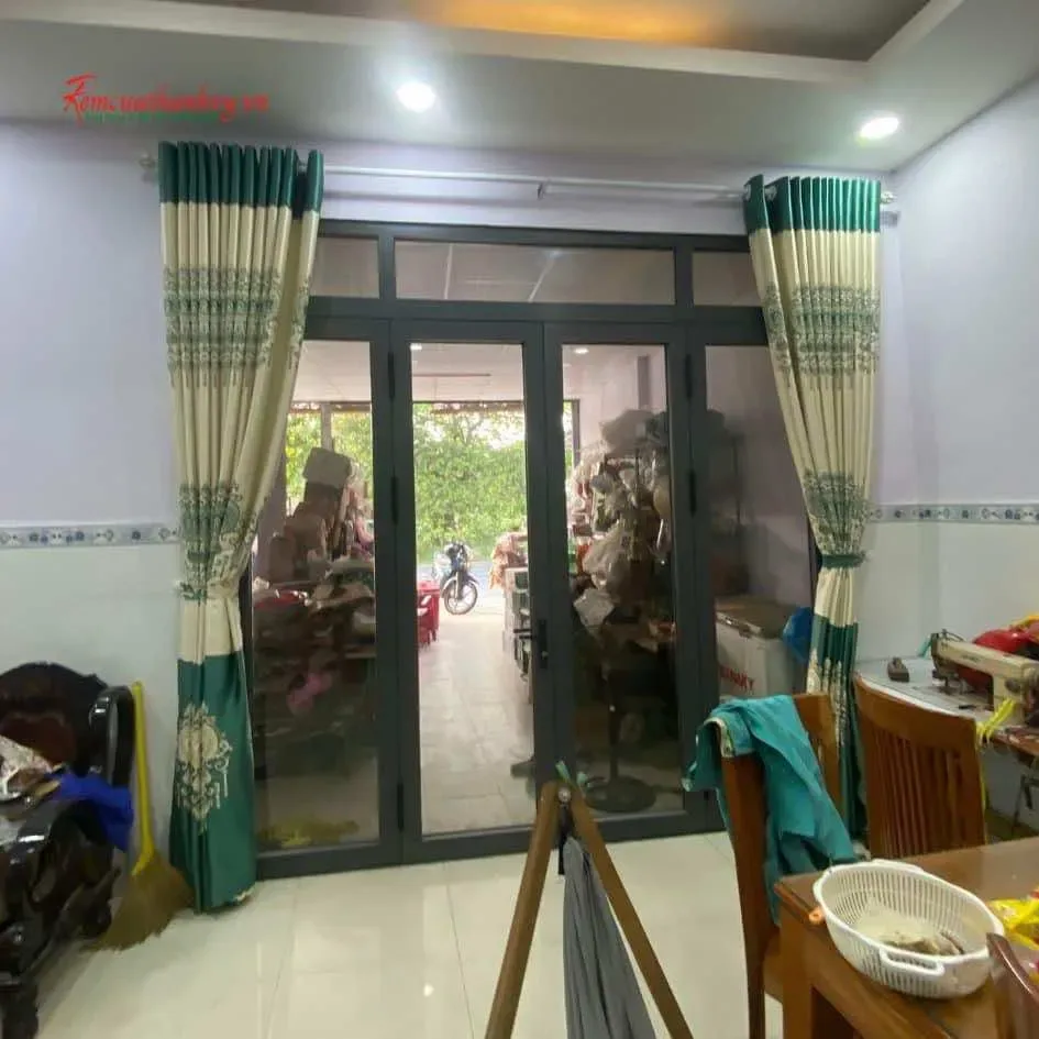 Công trình Rèm Vải Hoa Văn 3D Phòng Khách Nhà Phố – Bình Chánh
