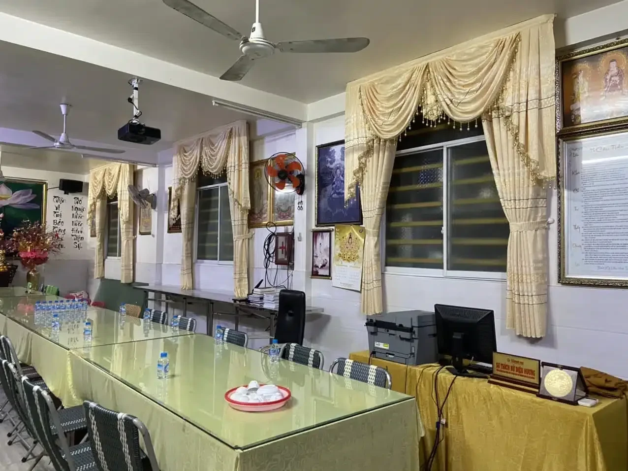 Choosing auditorium curtains for stages, large openings, and glass walls – auditorium curtains